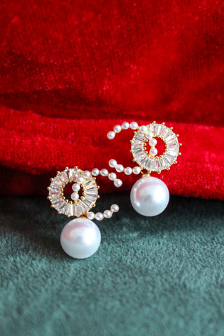 Class & Charm Pearl Earrings • Gold