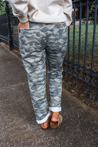 Hide & Seek Distressed Jogger • Camo