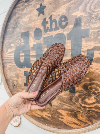 Wayne caged mule flat • chocolate brown jelly