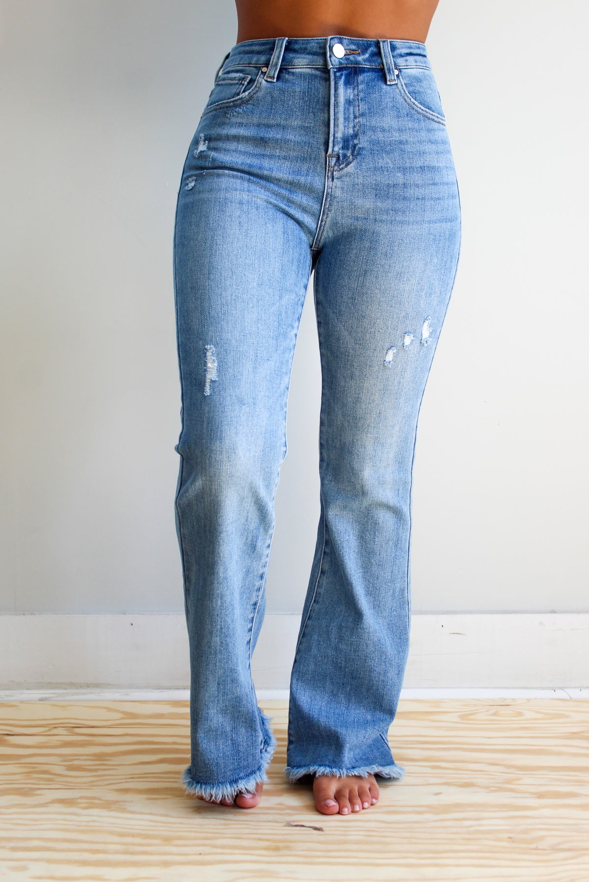 Kylan Frayed Hem Slim Flare • Light Wash