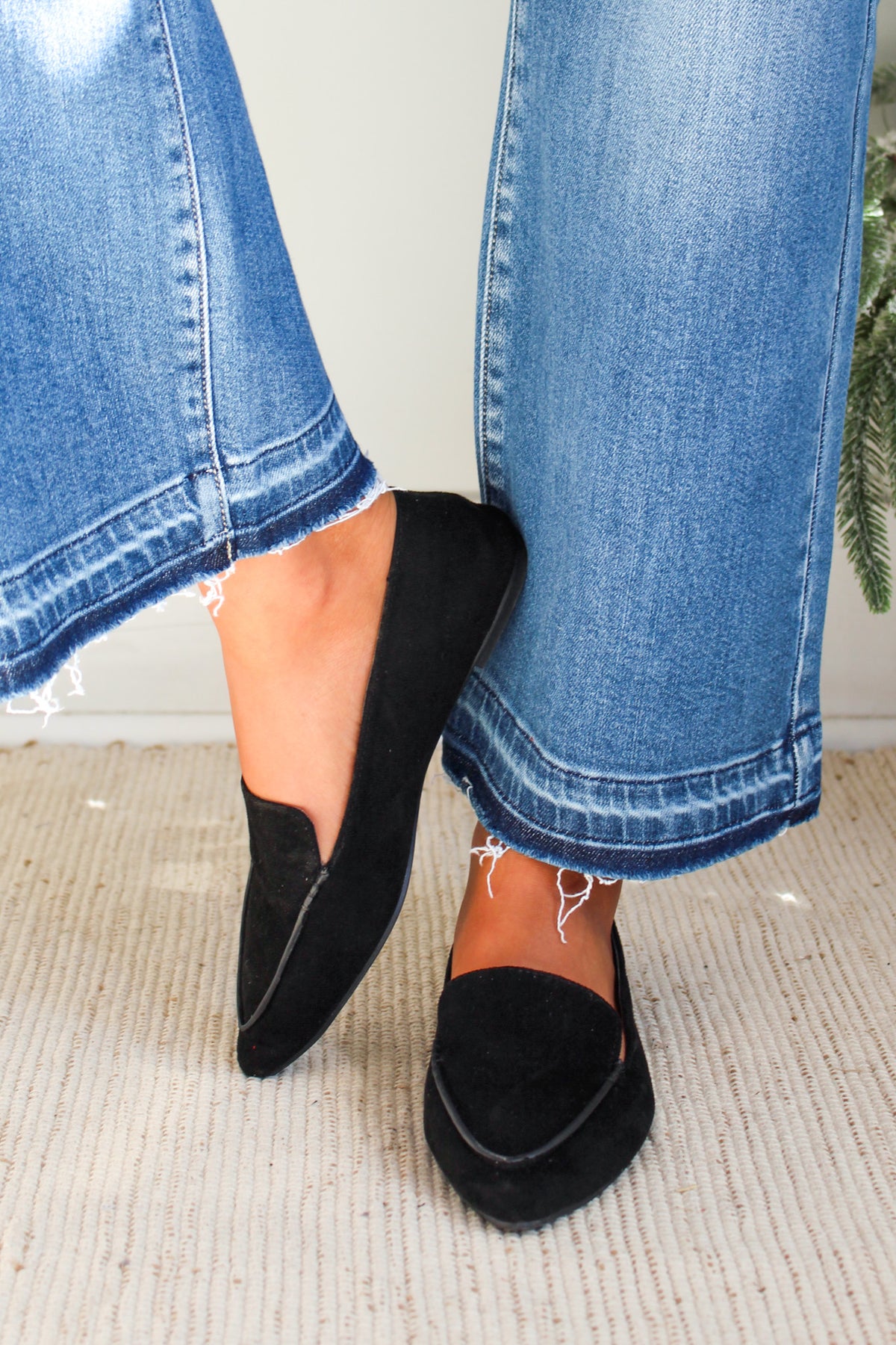 Polished Style Pointed Toe Flat • Black