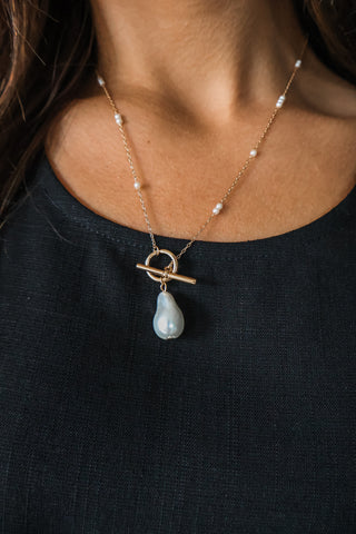 Beauty In The Beholder Necklace • Gold