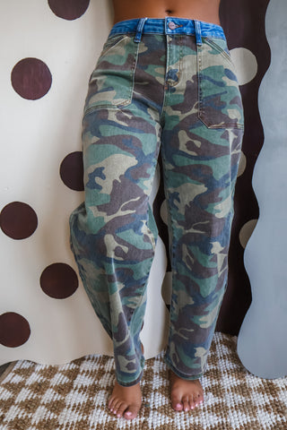 Sydney Contrast Waist Barrel Leg • Camo Combo