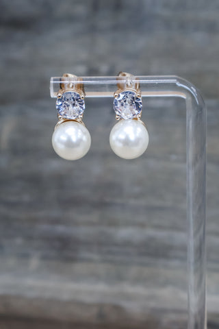 Timeless style pearl earrings