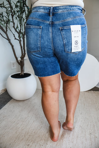 Lizzie Bermuda short • medium wash •plus
