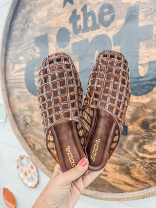 Wayne caged mule flat • chocolate brown jelly