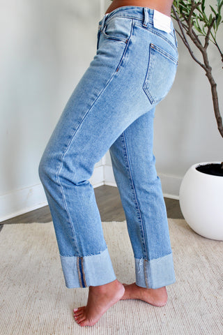 Quinnie Low Rise Straight • Light Wash