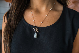 Beauty In The Beholder Necklace • Gold