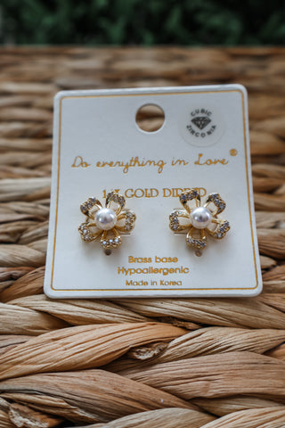 Dandy • pearl flower stud