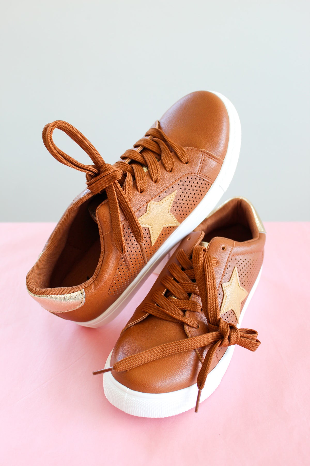 Weekender Low Top Sneaker • Tan/Gold